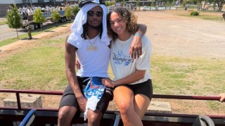 AG体育app下载-相聚洛杉矶！卡森谈女友疯三夺冠：看到她实现梦想 真让人高兴